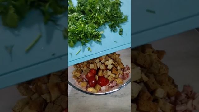 Салат с копчёной курицей или окорочками, сухариками, красной фасолью и помидорами черри смотреть онлайн