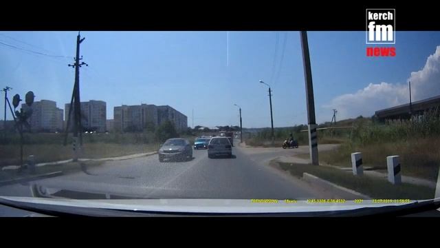 В Керчи у фуры на ходу взорвалось колесо смотреть онлайн
