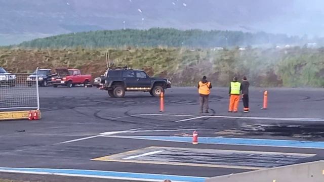 Nissan Patrol Lq4 V8 doing an awesome burnout смотреть онлайн
