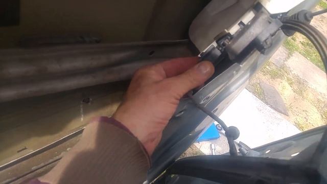 Wymiana mechanizmu podnoszenia i opuszczania szyby {prawy przód} Passat B5 FL смотреть онлайн