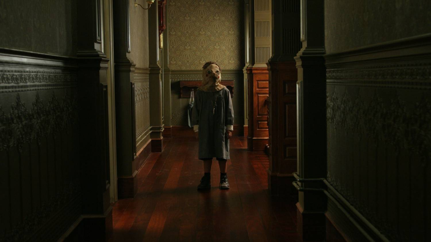 Мальчик в шортах или в доме происходят странные вещи смотреть онлайн