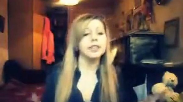 девочка читает рэп