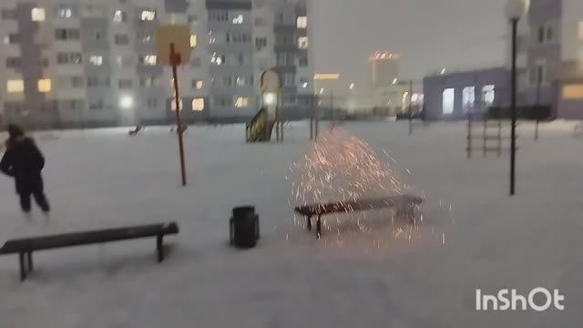 15.12.2024 Зимняя прогулка началась весело и беззаботно, а закончилась петардой в окно смотреть онлайн