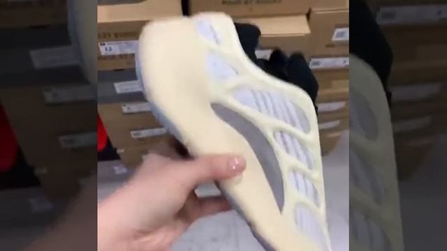 ADIDAS YEEZY 700 V3 AZAEL смотреть онлайн