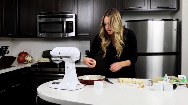 Easiest Cinnamon Rolls EVER| Cayla Jordan TV смотреть онлайн