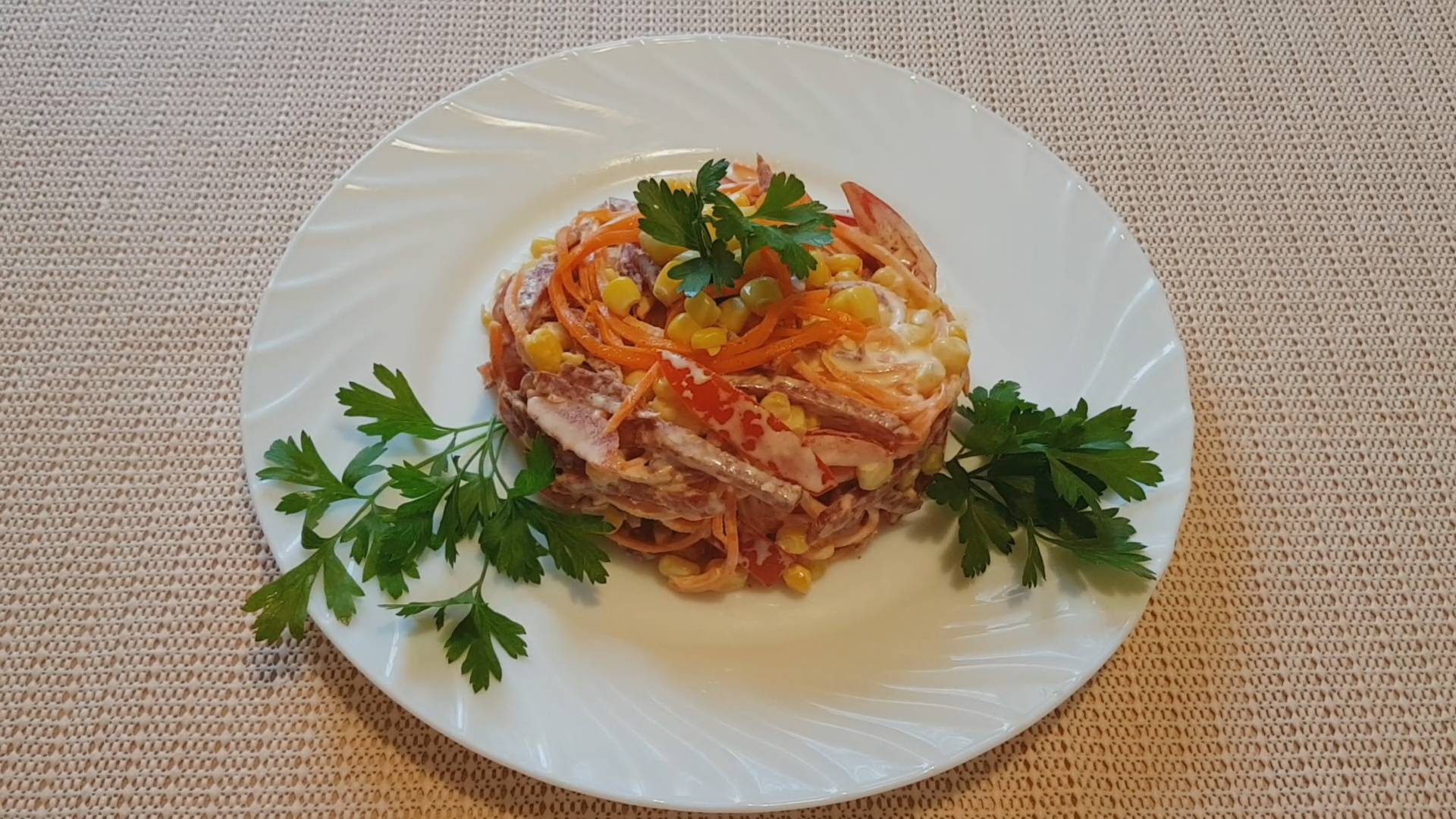 Салат с корейской морковкой смотреть онлайн