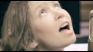 Игорь Крутой награждает Анастасию Иванову за лучшее исполнение его песни "Звездопад".