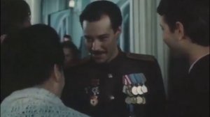 х/ф "Место встречи изменить нельзя" 1979г. -Шарапов прибывает в клуб при полном "иконостасе"