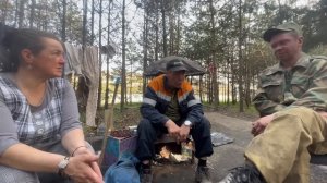 Люди на свалке. Лена в кругу друзей. Мусорщик