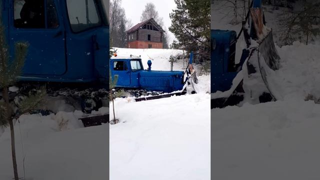 Трактор ДТ-75. Уборка снега в деревне. #дт75 #shorts смотреть онлайн