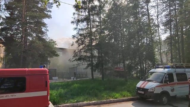Пожар ЦКБ, Новосибирск. Полный репортаж, ч. 11 - справа огонь 🔥 остановили, слева всё ещё горит смотреть онлайн