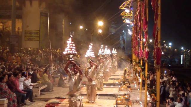 Varanasi - River Ganges Ritual - Ritual no Rio Ganges (Ganges Ritual), March, 2012 - India. смотреть онлайн