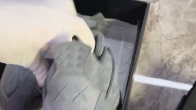 Распаковка кроссовки Air Jordan 4 X KAWS