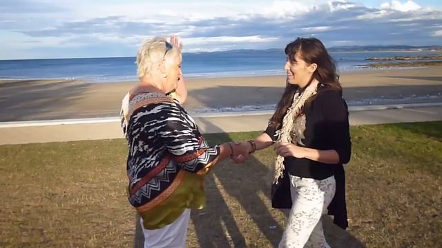 Street Hypnosis - Handshake Induction смотреть онлайн