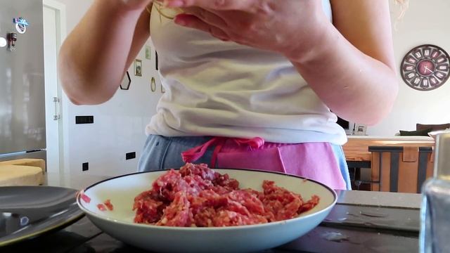 EVDE HAMBURGER YAPIMI | ENFES BURGER - BAHARATLI PATATES смотреть онлайн