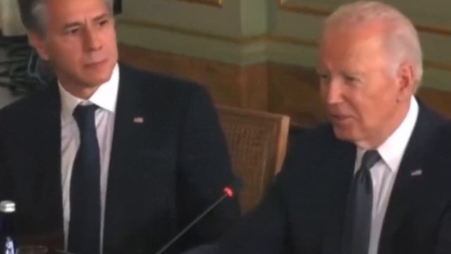 American President Joe Biden Slips While Go Up To Airplane | Capital TV смотреть онлайн