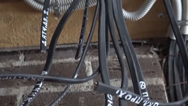 Как смонтировали электрику и отштукатурили стены смотреть онлайн