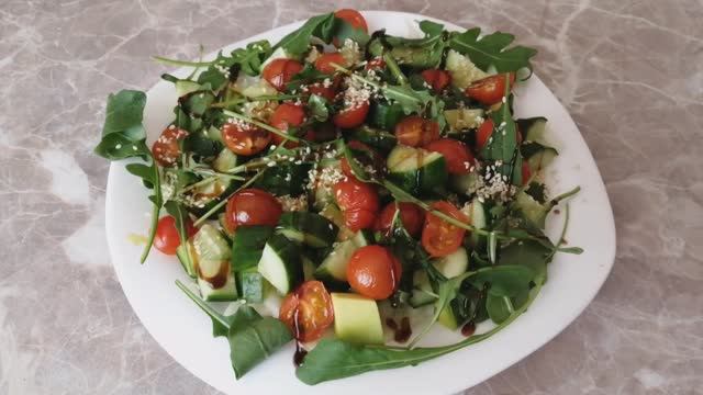 Салат готовлю сама, больше не покупаю в кафе. Всё так просто и вкусно смотреть онлайн