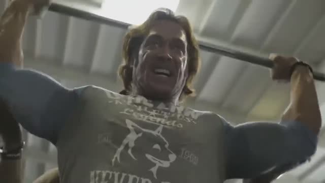 Майк Охерн показывает, как надо накачаться. смотреть онлайн