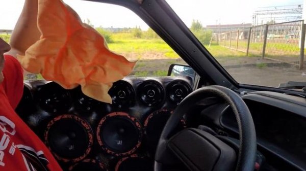 Разминаем кузов тринашки двумя DL Audio Legend 15