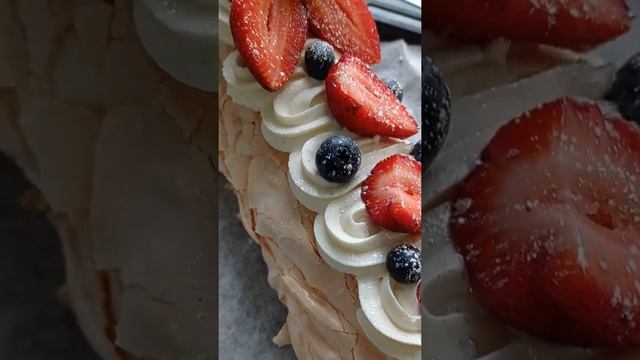 Меренговый рулет с клубникой 🍓🤩 смотреть онлайн