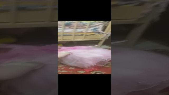 ребенок играет