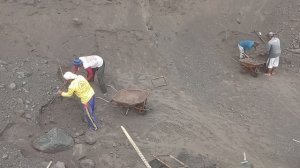 Строительство, шахтёрам приходится востанавливать дороги