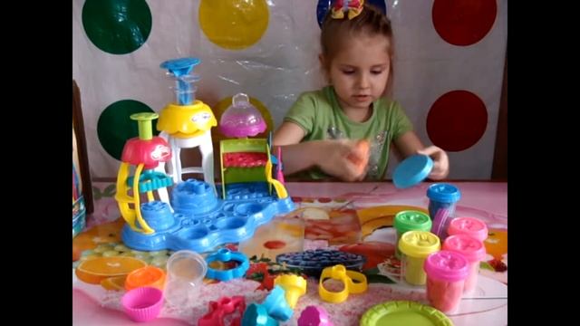 Открываем набор Play Doh фабрика выпечки с глазурью.open Play Doh