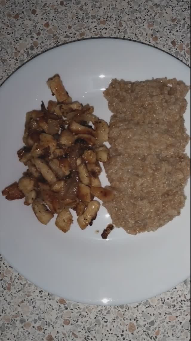 Идея для ужина курица с луком и пшеничная каша.