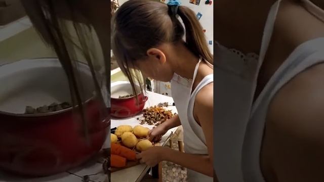 Дочка готовит салат смотреть онлайн