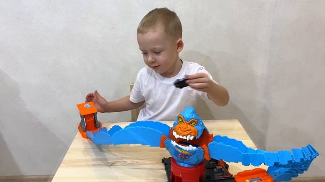 Hot Wheels - ОБЗОР И ЗАПУСК ТРЕКА хот вилз с ГОРИЛЛОЙ смотреть онлайн