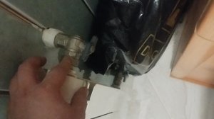 если течет батарея что делать