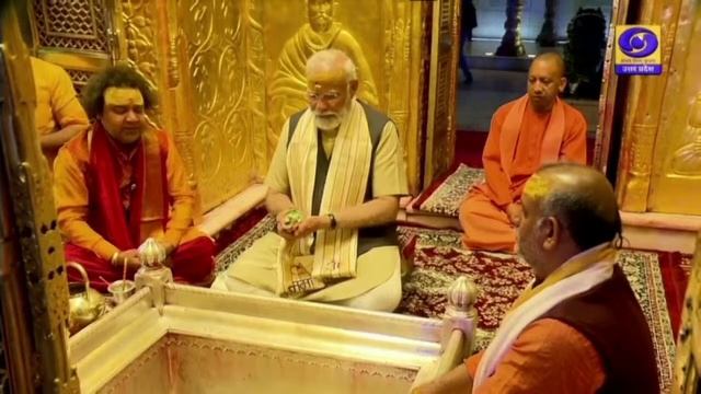 LIVE: PM Modi performs Darshan and Pooja at Shri Kashi Vishwanath Mandir in Varanasi смотреть онлайн