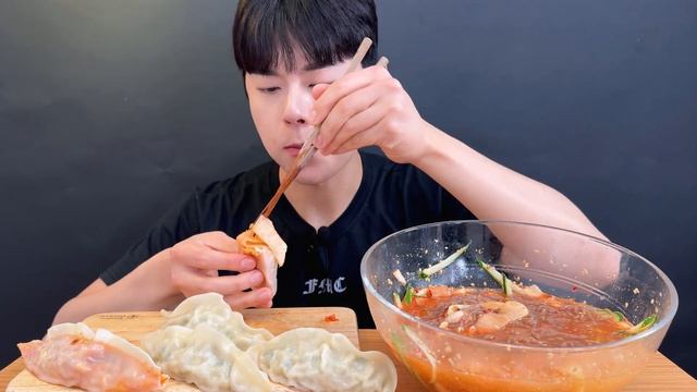 SUB) 여름이 오기전에? 냉면 먹쟈! 쫜득한 만두까지 꿀조합 먹방_Naengmyeon Spicy Cold Noodles Mukbang Asmr смотреть онлайн