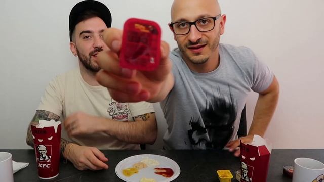 Assaggiamo TUTTE LE SALSE di KFC! смотреть онлайн