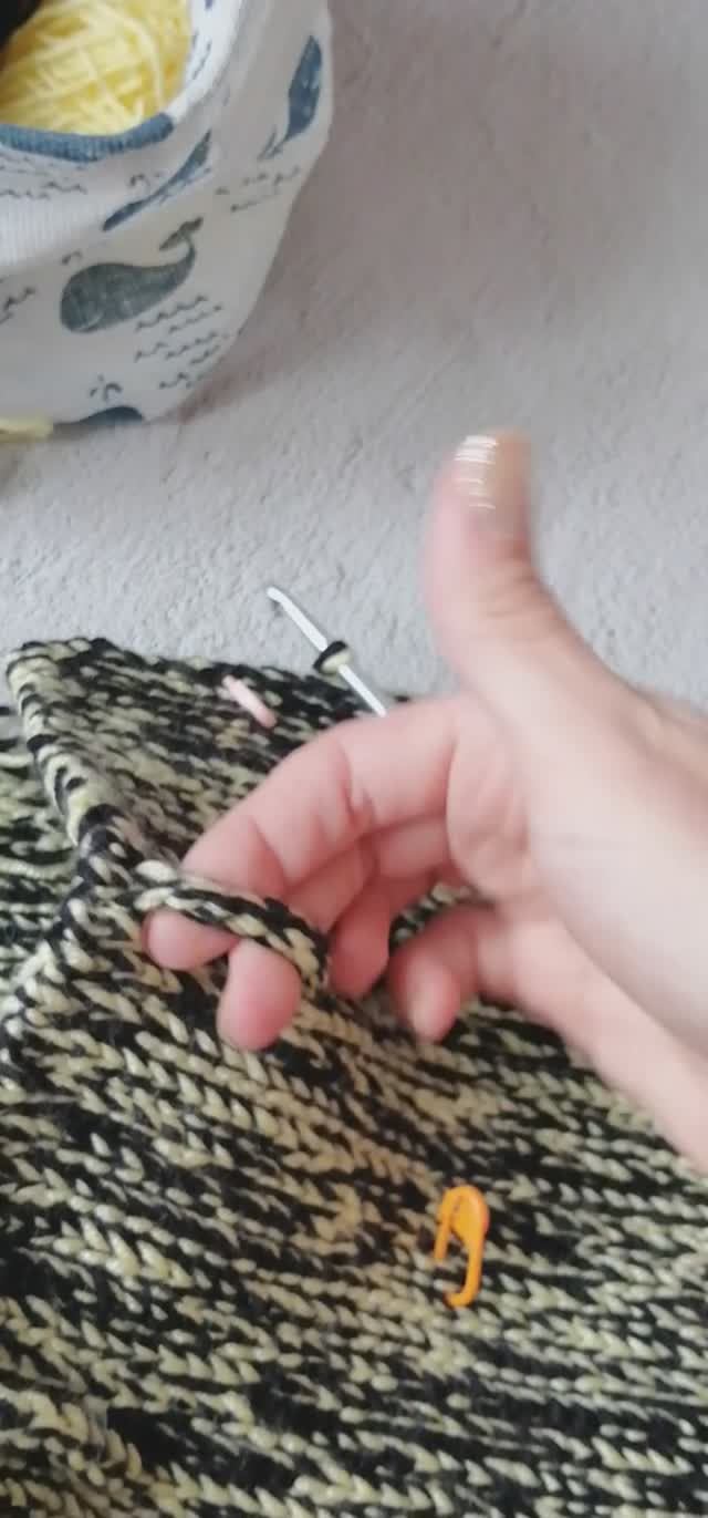 Петелька на юбке внутри полотна (крючок, английская резинка).