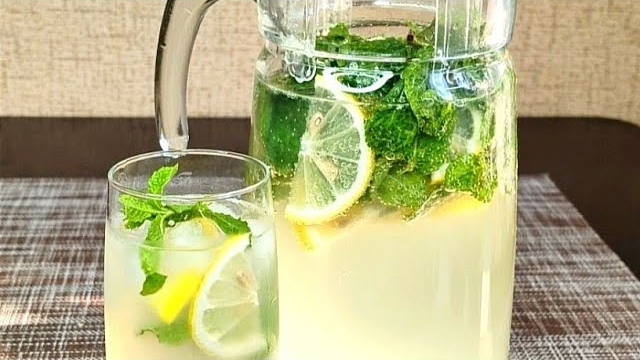 Освежающий домашний лимонад из лимона и мяты. смотреть онлайн