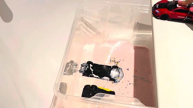 Машинки ныряют в клубничный йогурт🍓 Strawberry Yogurt For Diecast Cars!