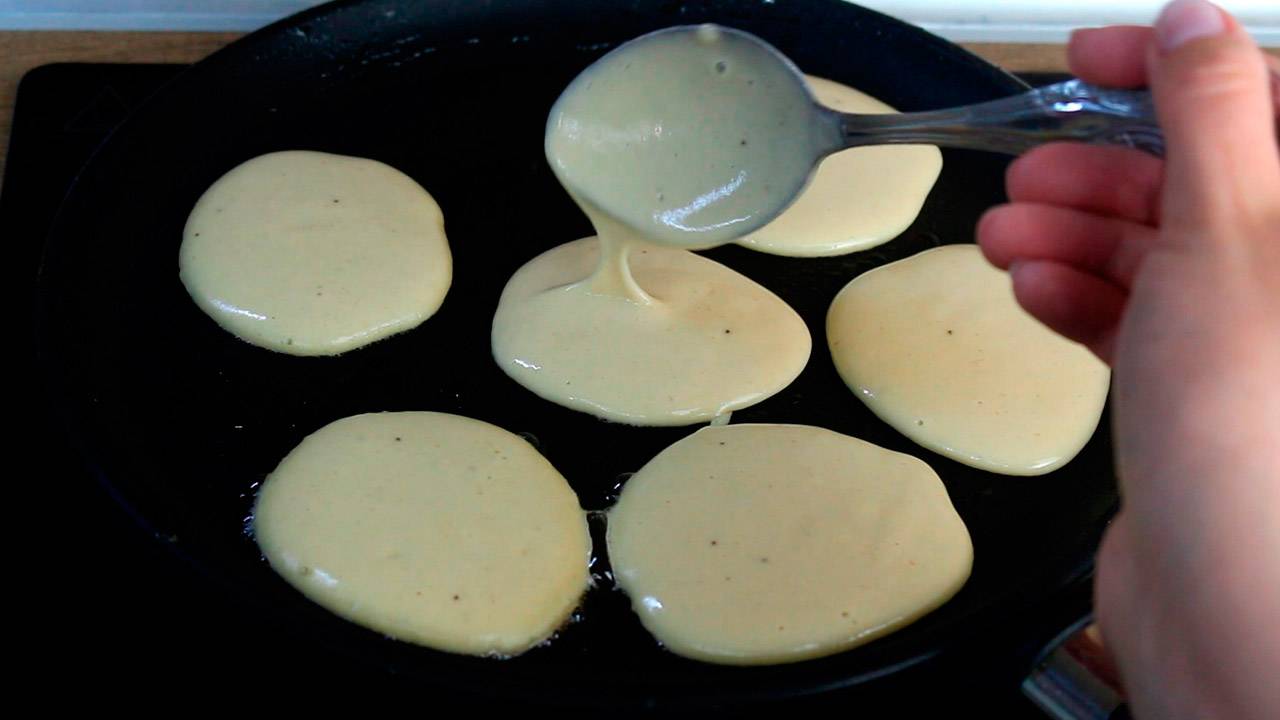 Банановые блинчики / оладьи на завтрак! Очень простой рецепт смотреть онлайн