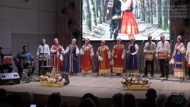 Ансамбль русской песни "Пчёлочка златая". 1. Я во сад пошла. 2. Да ли я, молода, загуляла.