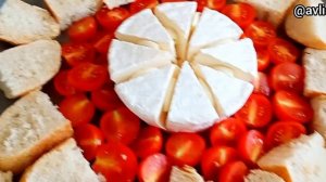 Сыр запеченный в духовке с помидорами и хлебом.