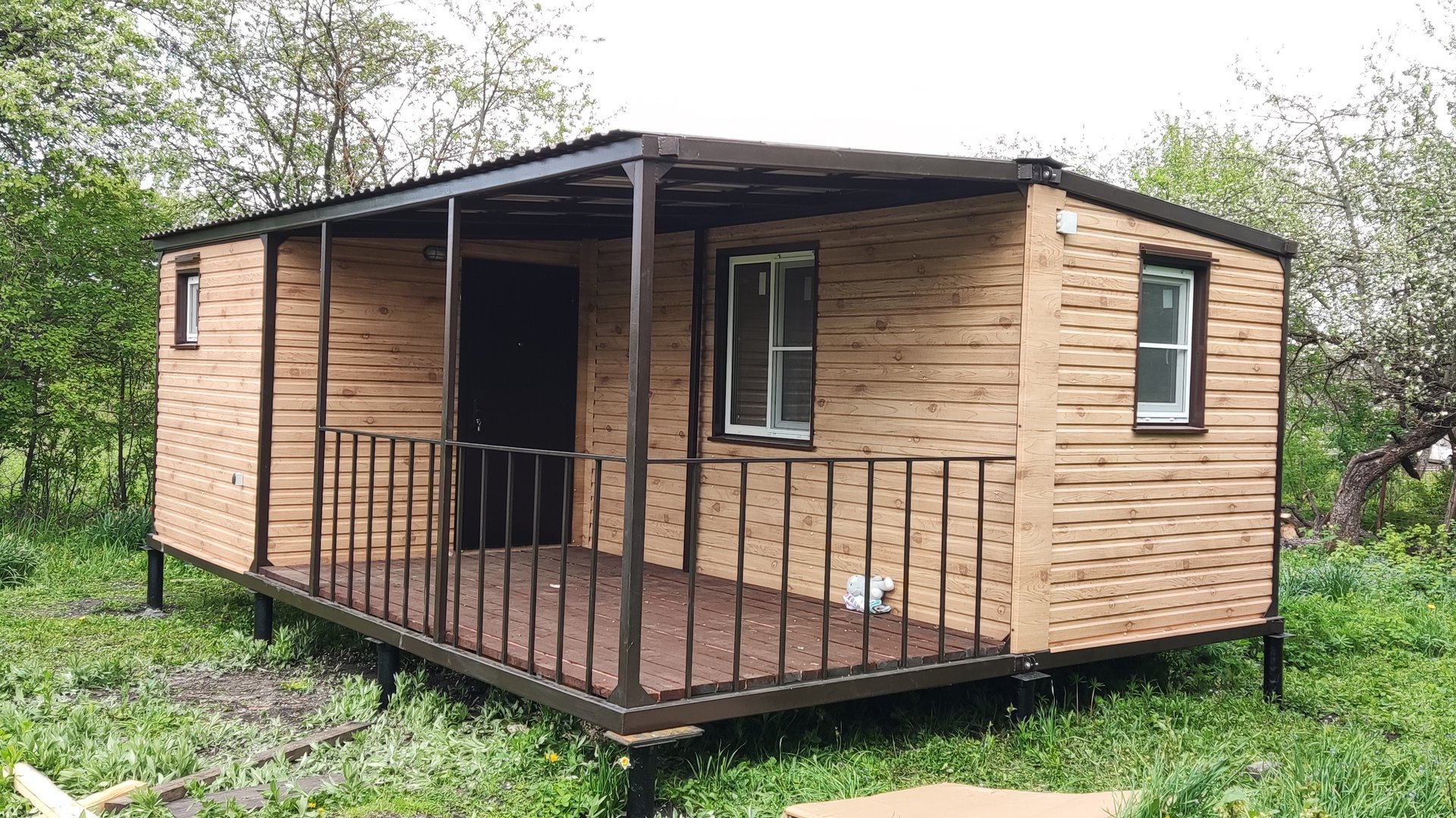 Дачный домик модульный с верандой блок контейнер вагончик металлический 4.80х7 м с утеплением 100мм