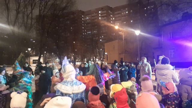 Весело и задорно ! Ёлка для детей музыка и нейросеть в помощь...Случайные съёмки на Севере Москвы смотреть онлайн