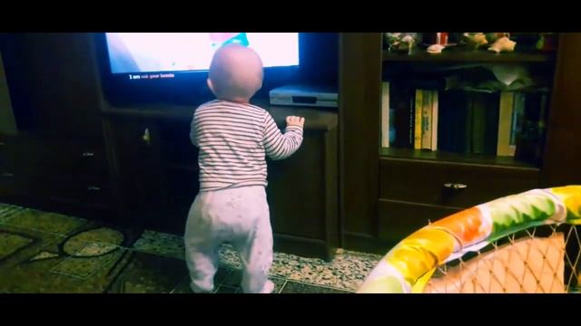 Max | 11 месяцев, сам танцует возле телевизора! Очень прикольно!!! смотреть онлайн