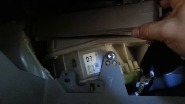 2006 Toyota Rav4 Cabin Air Filter Replacement смотреть онлайн