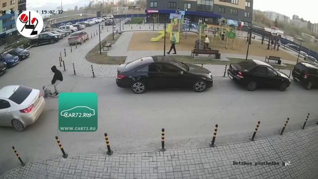 Юный самокатчик попал под машину. Real Video смотреть онлайн