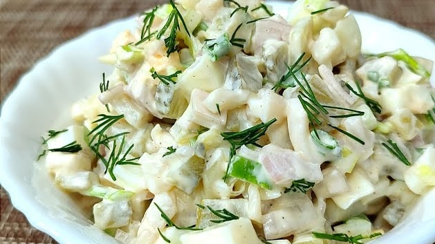 Салат с кальмарами и маринованными огурцами. Вкусная и простая закуска. смотреть онлайн