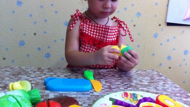 Режем фрукты и овощи на липучках. Открываем игровой набор игрушек. Toy velcro cutting fruit playset смотреть онлайн