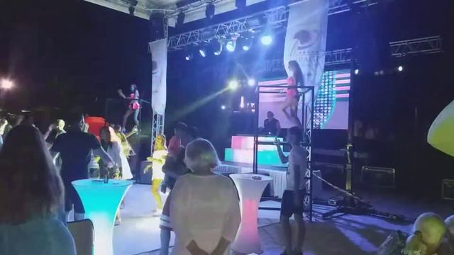 Вечеринка в "семейном" отеле Mirage park resort смотреть онлайн