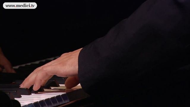 Eyes Wide Shut by Stanley Kubrick, Liszt Nuages Gris смотреть онлайн